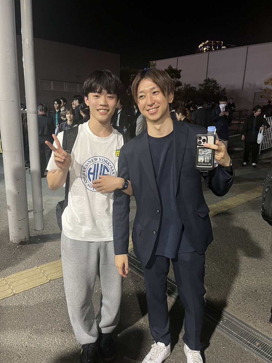 isym05's tweet photo. 【お世話になりました】
本日を持って退職となりました。
1年の節目でもあるこの日。
最後、お世話になった方々に会いたくて
D1に来ちゃいました😅

全員とは写真撮れませんでしたが
退職報告と感謝のお礼をお伝えできました。
自分の未来を大きくしてくれた
この会社には感謝しています！
↓続く https://t.co/vfJPH59zPm
