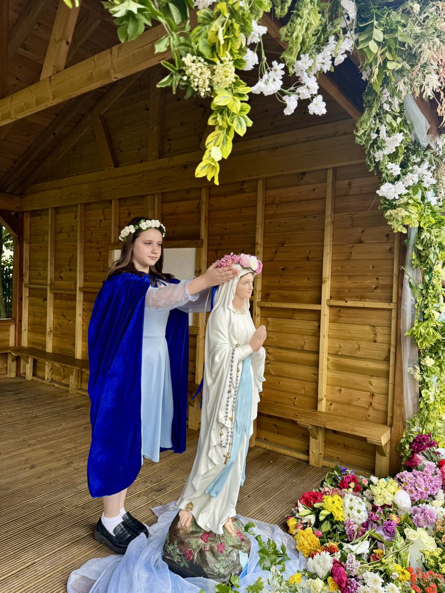 Stpcardiff's tweet photo. A special moment during our May Procession today as our Chair of Chaplaincy crowned Mary, Queen of the Universe, with a beautiful crown of flowers. #MayProcession #MaryOurMother #ChaplaincyLeaders https://t.co/xqVPtKOSc8