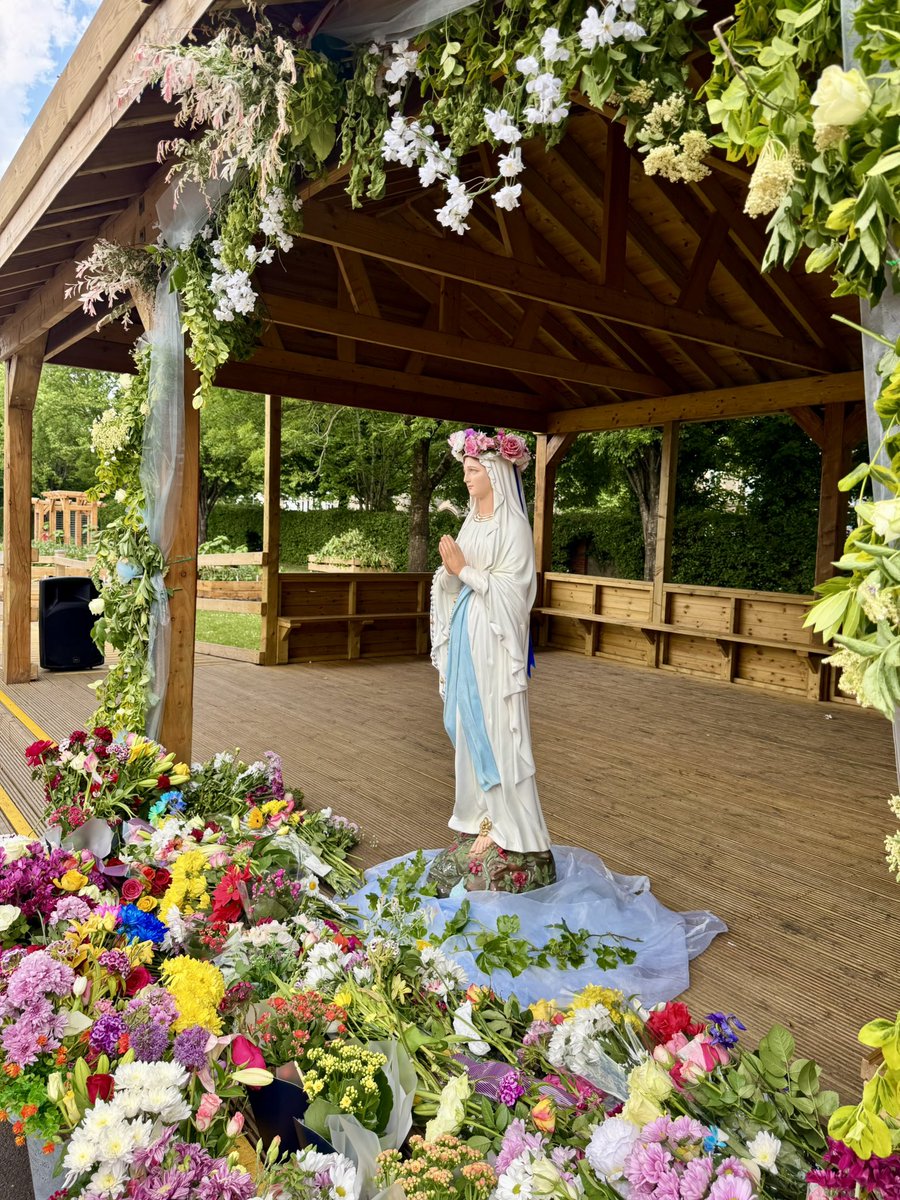 Stpcardiff's tweet photo. A special moment during our May Procession today as our Chair of Chaplaincy crowned Mary, Queen of the Universe, with a beautiful crown of flowers. #MayProcession #MaryOurMother #ChaplaincyLeaders https://t.co/xqVPtKOSc8