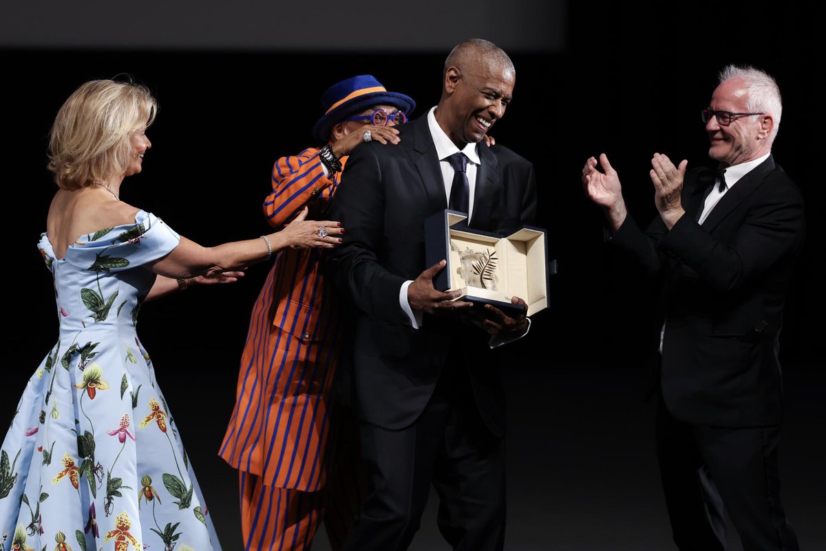 la91fm_'s tweet photo. //ENTRETENIMIENTO//
🎬 Denzel Washington recibió la Palma de Oro honorífica en Cannes 2025.
Una ovación para una carrera legendaria que marcó el cine con talento, integridad y fuerza interpretativa. 👏
#DenzelWashington #Cannes2025 #PalmaDeOro #91FM https://t.co/rjHFXo1vIH