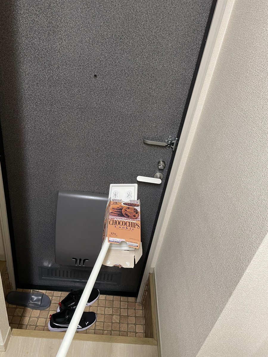 INT_ABBB's tweet photo. 1時間の格闘の末ゴキブリを追い出したぞ、これで研究室に引っ越さなくてすんだ https://t.co/Cm4DWk6uKS