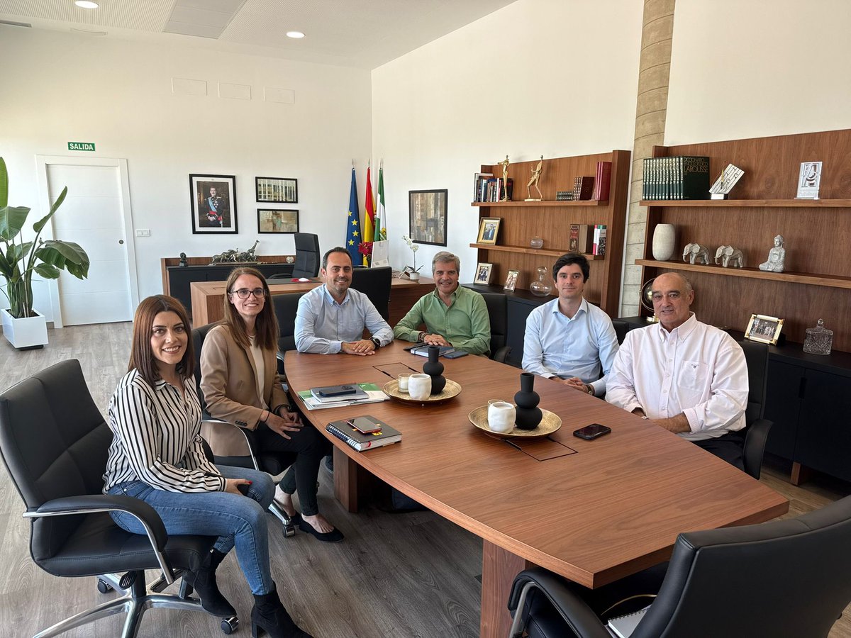 Maratón de Alcaldes con el <a href="/CTransporte_GR/">Consorcio de Transporte Metropolitano Granada</a>. Visitamos Cogollos Vega, Nivar, Güevejar y Pulianas con el operador CosmenBus para repasar los compromisos con sus vecinos. 
🚍Nuevos buses para la flota
📆 Desarrollos tecnológicos para mejorar el servicio 
👌Mejor atención al usuario