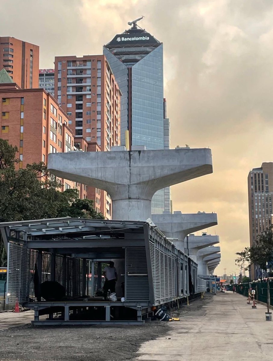 zandrusky's tweet photo. Los mismos que metieron un ciclo ruta  donde hay un poste, son los mismos creadores de columnas del metro de Bogotá dentro de una estación de Transmilenio... Bogotá y sus chambonadas. https://t.co/ZrynkxrSUA
