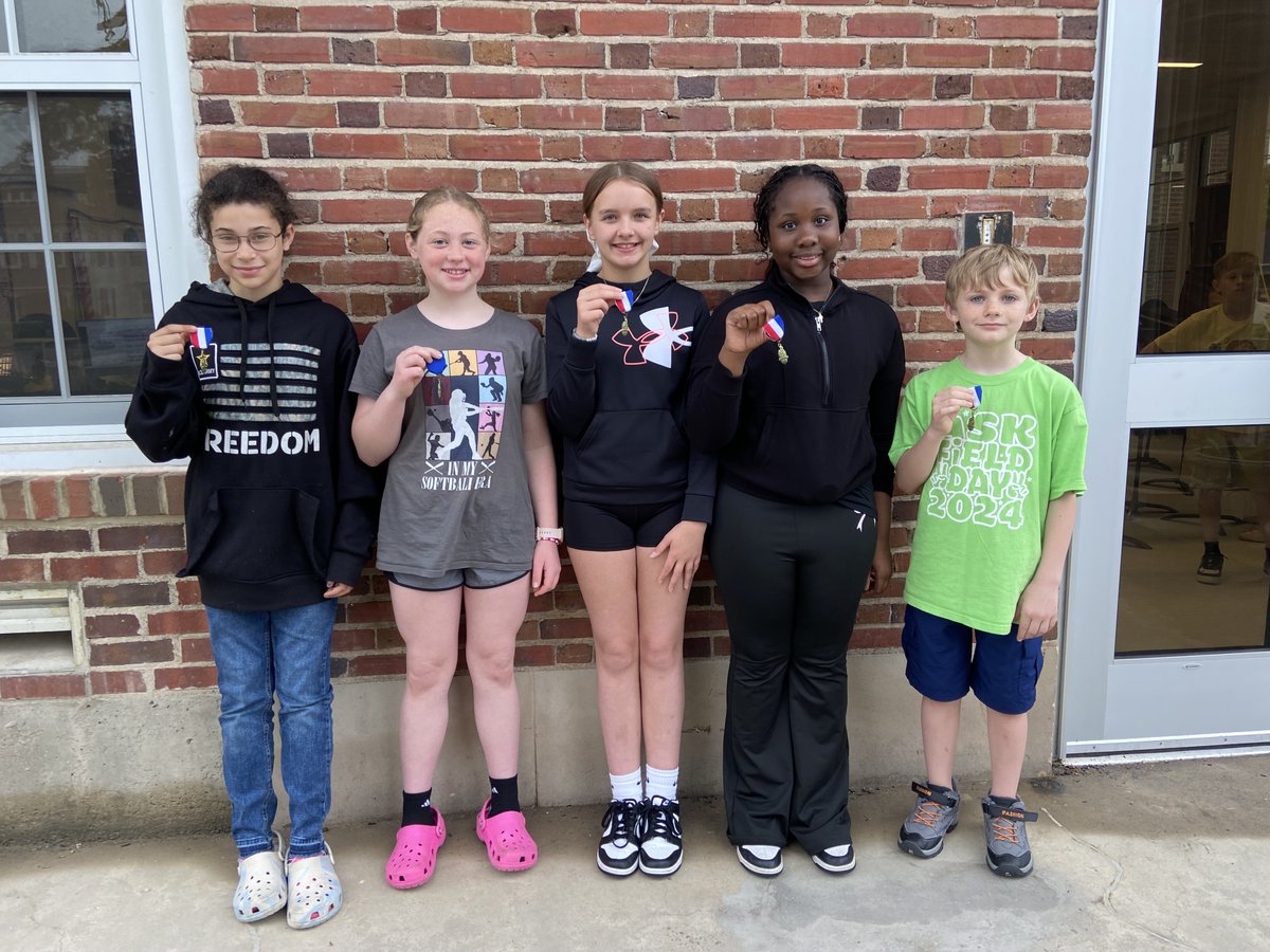 On May 3rd, EME and HBE Elementary Band Students performed at the NYSSMA Solo Festival held at Liberty High School.  Each student prepared a solo, scales, and sight reading for adjudication. Everyone did an outstanding job and were awarded NYSSMA Solo medals. Congratulations!