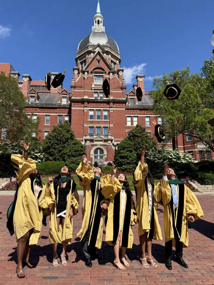 onlyoscarli's tweet photo. gosh i’m gonna miss my friends so much 🥹🥹
#grad #JHUSOM2025 #GoHopMed https://t.co/UqIEpFekWX