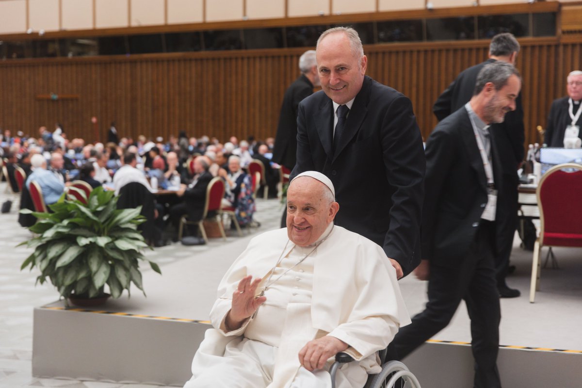 Ya ha pasado un mes desde aquella mañana que nos sorprendió a todos con la triste noticia de la partida del Santo Padre Francisco.
Un mes en el que el mundo ha sentido su ausencia, pero también ha recordado con gratitud su legado de humildad, cercanía y compromiso con los más