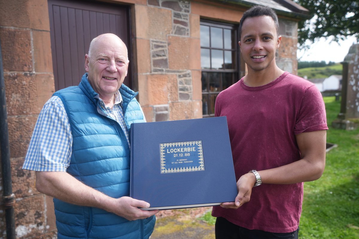 PlankPR's tweet image. The team help commemorate the victims of the Lockerbie bombing, a football cap brings back treasured memories, World War II Polish art is preserved, and we learn about the art of marquetry.
@TheRepairShop on the Road. 8pm on BBC One and @BBCiPlayer