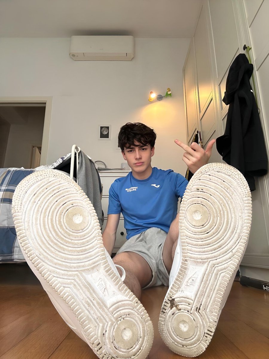 padronegiovanni's tweet photo. puoi fare solo una cosa, quale faresti?
#master #padrone #feet #sub #schiavo https://t.co/GozY5rJjQl