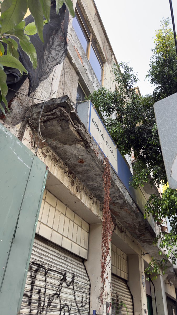 agrio_sr's tweet photo. @SGIRPC_CDMX @AlcaldiaMHmx buenos días amigos me encontré un derrumbe del techo de una vivienda en la San Miguel Chapultepec, calle Gobernador Protasio Tagle esto frente a la gasolinera. Sería bueno revisar si hay o no peligro para quienes transitan por esa calle. https://t.co/pSqa4iCBCw