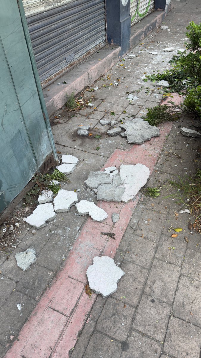 agrio_sr's tweet photo. @SGIRPC_CDMX @AlcaldiaMHmx buenos días amigos me encontré un derrumbe del techo de una vivienda en la San Miguel Chapultepec, calle Gobernador Protasio Tagle esto frente a la gasolinera. Sería bueno revisar si hay o no peligro para quienes transitan por esa calle. https://t.co/pSqa4iCBCw