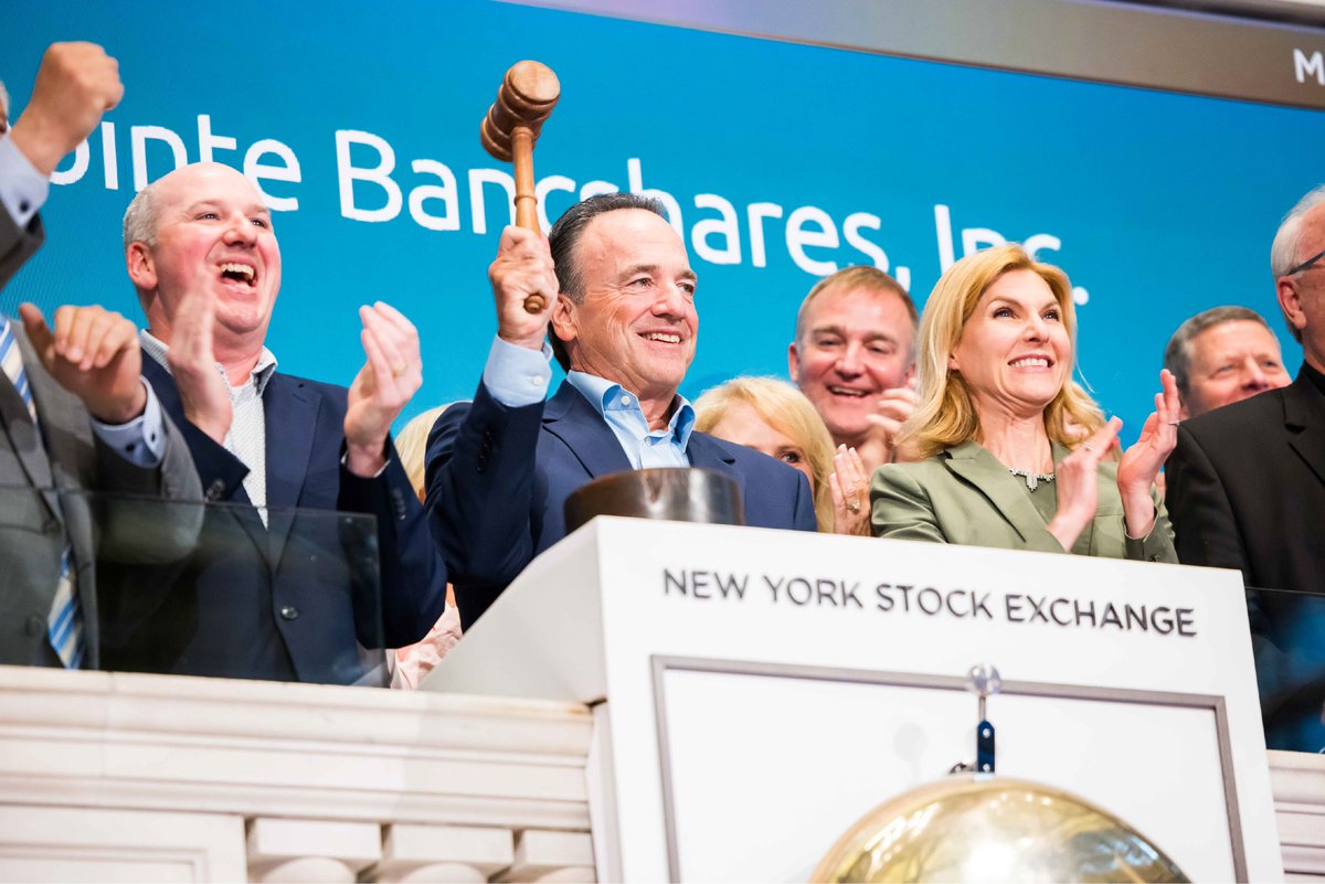 NorthpointeBank's tweet image. What an incredible day on Wall Street! Our team at Northpointe Bank had the honor of ringing the closing bell at the NYSE yesterday — a milestone in our journey to go public.

Photo Credit: @NYSE 

#NorthpointeBank #NYSE #ClosingBell #WeAreNorthpointe #GoingPublic