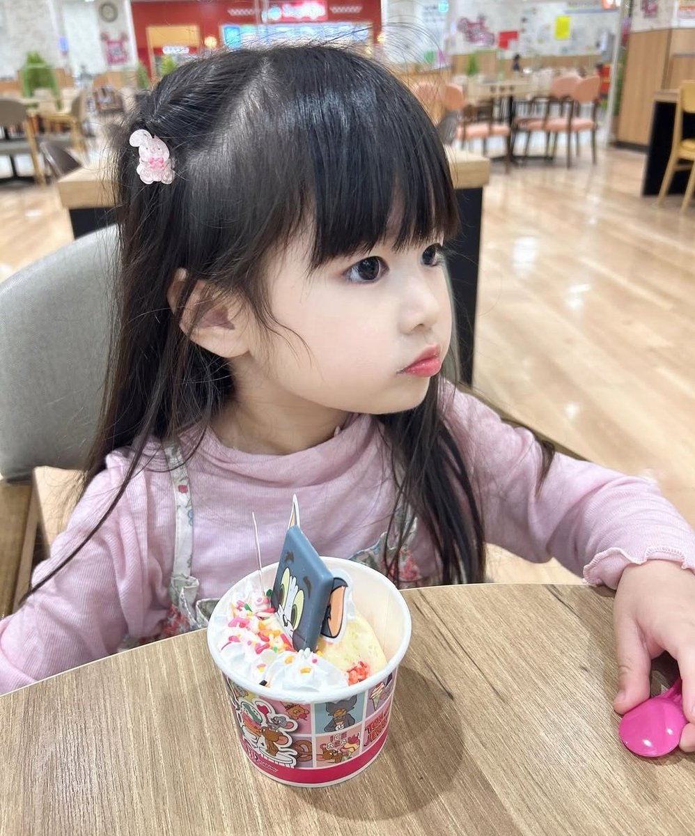 giwselleu's tweet photo. Jemput kk chilla dlue, biar anakna gak bete dibeliin ecim dulu 🤏🏻

Makasie yha Mrs dh dititipin 😭 @PANAHBINTANG https://t.co/kb8E3eGzhf