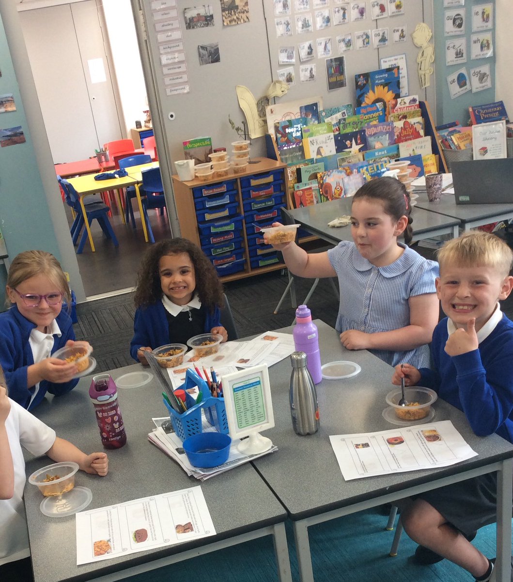 OwstonPPA's tweet image. Year 2 explored Iranian culture today, with a very special helper from our class! 🇮🇷

We loved learning about traditions, trying delicious food, and celebrating the richness of Iranian heritage. Thank you for sharing your culture with us! 

#CulturalCelebration #DiversityMatters