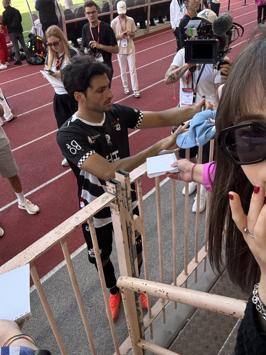 55saainz's tweet photo. he didn’t look but omg https://t.co/AbVOvFwPhs
