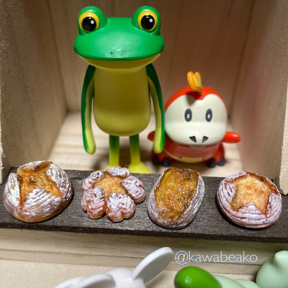 kawabeako's tweet photo. カンパーニュに魅せられてコツコツ作っていた粘土作品🍞

#ミニチュアフード  
#ハンドメイド作品 https://t.co/eUO31DPJku