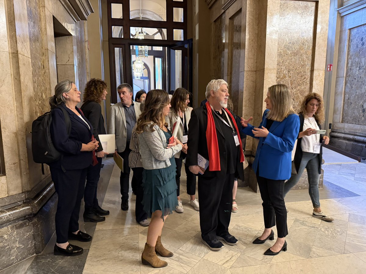 monicambravo's tweet photo. Celebrem l’inici del tràmit parlamentari de la proposició de llei de mesures transitòries i urgents per a fer front al sensellarisme i erradicar-lo. 

Després de la votació m’he trobat amb entitats impulsores. Seguim fent passes endavant per acabar amb el sensellarisme. https://t.co/8Bpa955rT9