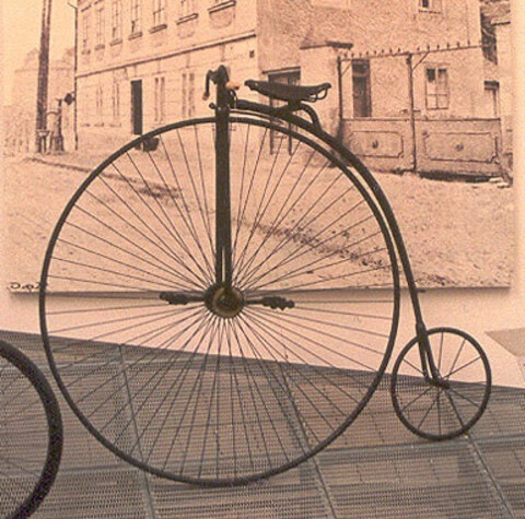 First bicycle introduced in NYC today in 1819. Enjoy Twain's story when he rode a high wheeler americanliterature.com/author/mark-tw… #shortstory #cyclingphotos