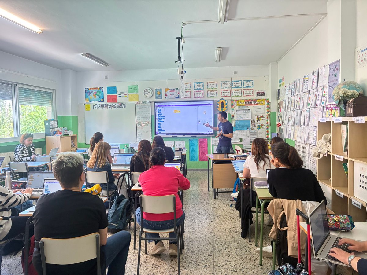 EducaMario's tweet photo. Estupenda jornada de formación en Scratch en el @colegiotagore! Seguimos avanzando con el programa #CodigoEscuela4_0_Madrid de #IF_CMadrid que el ritmo no pare! https://t.co/Z6uERsfltv