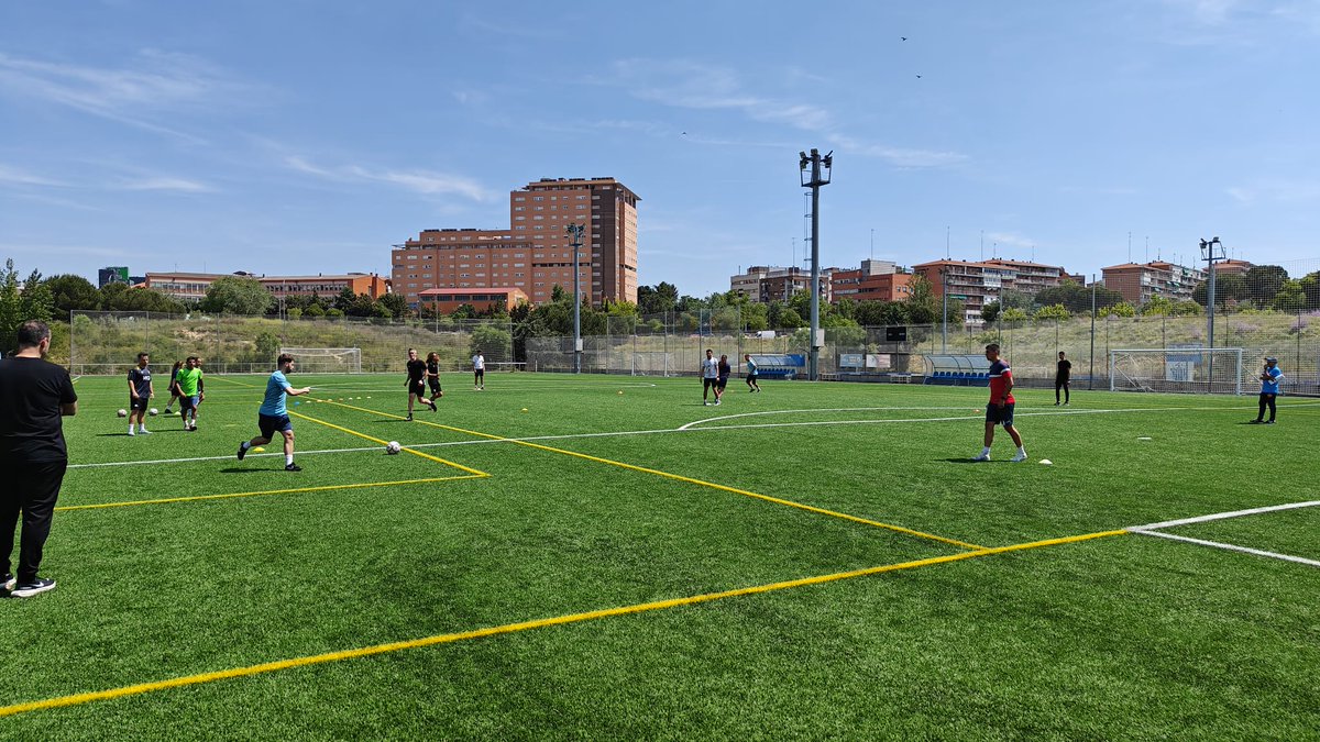 Los alumnos del curso UEFA 🅱️ del mes de mayo de 2025 reciben la formación del profesor Javier Sierra (<a href="/daskalos_Sierra/">@JSierra</a>) en las instalaciones del <a href="/SportingDeHorta/">A.D. Sporting de Hortaleza</a>

Turno para el Módulo de 'Metodología y Didáctica de la enseñanza'