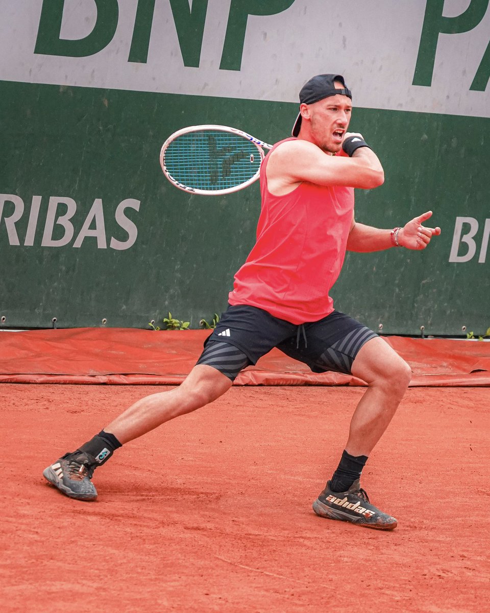 💪🧡 𝐏𝐥𝐮𝐬 𝐪𝐮'𝐮𝐧 𝐭𝐨𝐮𝐫 avant le grand tableau !

☔️🇫🇷 𝐌𝐞𝐫𝐜𝐢 à tous ceux venus m'encourager cet après-midi sur le 6️⃣ malgré les conditions climatiques pas simples ! 😅

🔥 À demain ou à vendredi pour la dernière marche des qualifs <a href="/rolandgarros/">Roland-Garros</a> ! #RG25 #RolandGarros