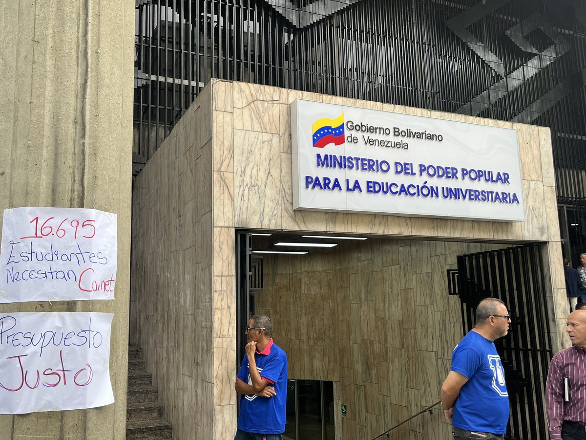 #AlMomento | Hoy, miércoles 21 estuvimos en el ministerio de educación superior exigiendo los derechos de nuestra comunidad estudiantil, el Sr. Ricardo Sánchez debe responderle a los ucevistas y cumplir con sus obligaciones, no queremos más discursos vacíos