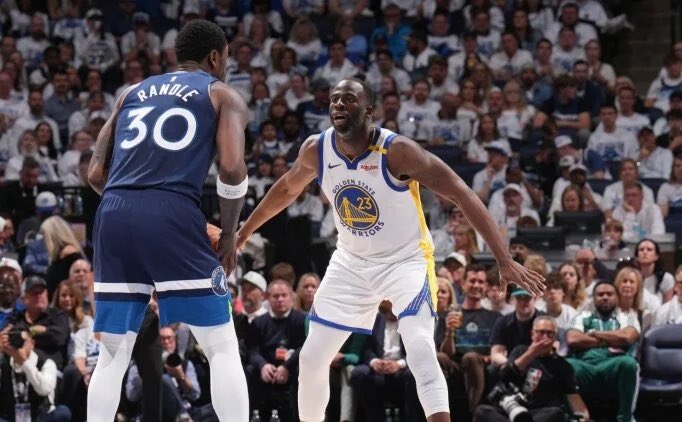 SCurry_FR's tweet photo. 💬 « Julius a été énorme. Julius est incroyable. J’en suis à, je crois, ma 31ème série de playoffs. Et la seule autre série de playoffs dans ma carrière où j’ai eu l’impression de perdre mon duel, de ne pas complètement dominer mon vis-à-vis, c’était contre Toronto. Je pense que j’avais perdu mon match-up contre Pascal Siakam.

Au Game 1, il m’a détruit. Au Game 2, je l’ai étouffé. Au Game 3, il était en feu. Au Game 4, j’ai mieux joué. Mais dans l’ensemble, j’ai vraiment eu le sentiment d’avoir perdu ce duel-là. Et cette série me rappelle celle-là, parce que j’ai à nouveau ce sentiment.

Je pense que Julius a été incroyable. Il a vraiment joué un super basket. Honnêtement, certains tirs qu’il prenait, c’étaient des tirs que tu veux qu’il prenne… et il les a mis. Tu vois ce que je veux dire ? Il a mis ces tirs-là. Et à la fin, le basket se résume souvent à ça : qui met ses tirs ? Et lui, il les a mis.

Donc je dois lui donner beaucoup de crédit. Je dois le reconnaître : il m’a battu. Il m’a eu à la régulière, avec tout le respect. Tu me connais : je suis pas du genre à fuir la vérité. Il a été très dur à défendre. L’un des adversaires les plus compliqués que j’ai eus à défendre en playoffs. »

— Draymond Green dans son podcast sur son duel face à Julius Randle 👍🏽