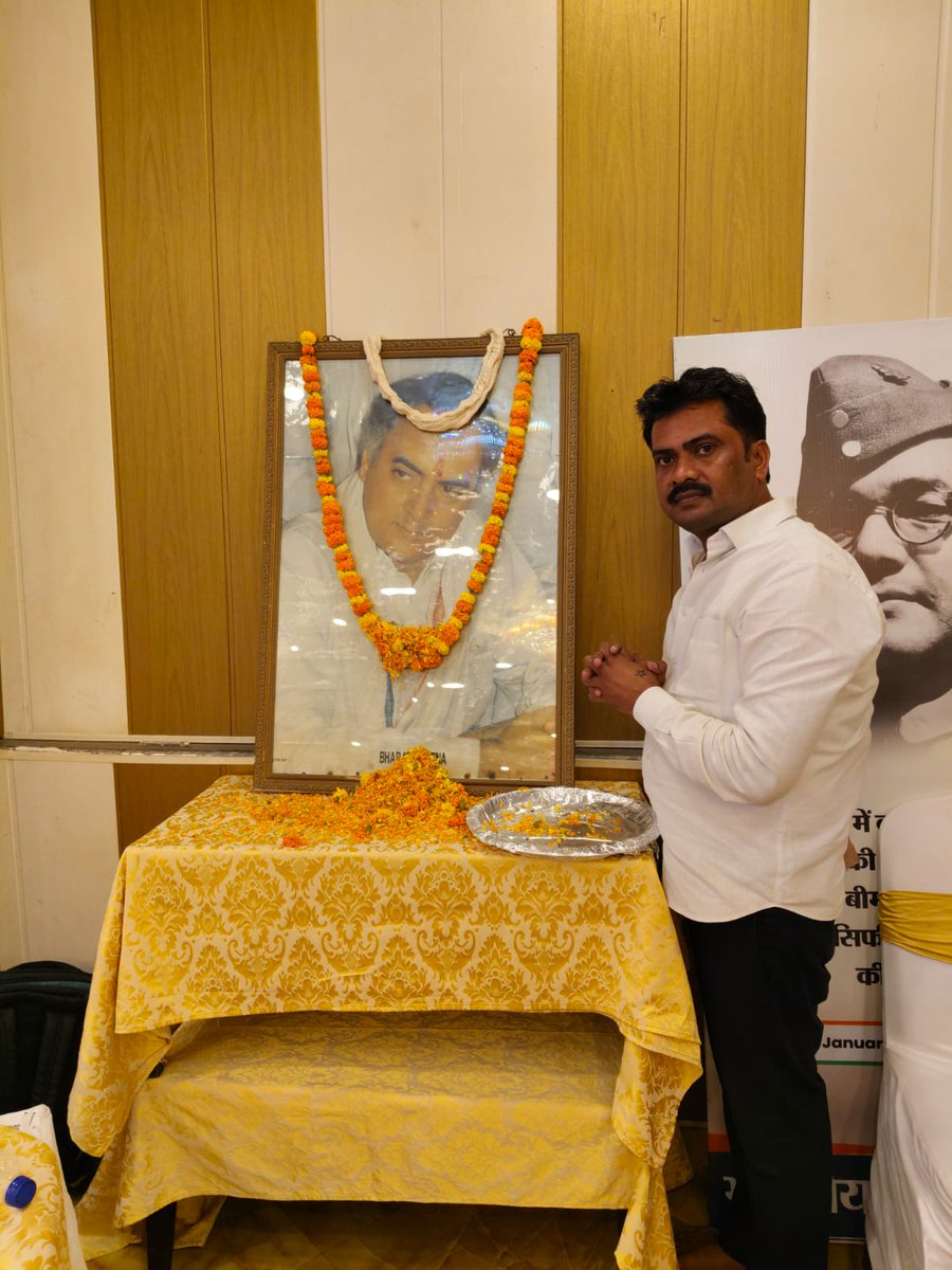 देश के पूर्व प्रधानमंत्री 'भारत रत्न' राजीव गांधी जी की पुण्यतिथि पर सादर नमन 🙏

आधुनिक भारत के निर्माण में राजीव जी का योगदान अविस्मरणीय है। 

उनकी दूरदर्शिता, विज्ञान-प्रौद्योगिकी और युवा सशक्तिकरण की सोच आज भी हमें प्रेरणा देती है। #बिहार #पटना