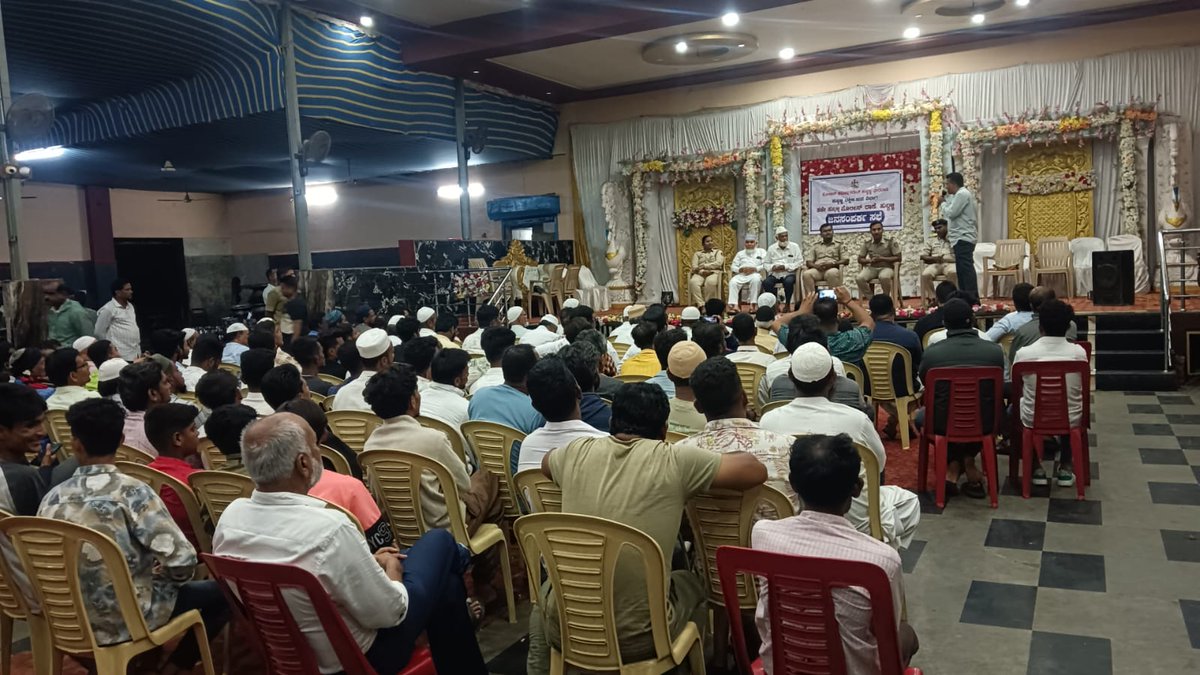 ಹಳೇ ಹುಬ್ಬಳ್ಳಿ ಠಾಣೆಯ ಇನ್ಸ್ಪೆಕ್ಟರ್ ರವರು  ಸಾರ್ವಜನಿಕ ಸಂಪರ್ಕ ಸಭೆ ನಡೆಸಿ ಸಂವಹನ ನಡೆಸಿ ಕುಂದು ಕೊರತೆಗಳನ್ನು ಆಲಿಸಿ, ಅಪರಾಧ ತಡೆ, ಸಾರ್ವಜನಿಕರ ಶಾಂತಿ, ಸುರಕ್ಷತೆ ಮತ್ತು ಕಾನೂನು ಸುವ್ಯವಸ್ಥೆ ಕುರಿತು ಚರ್ಚೆ ನಡೆಸಿದರು.