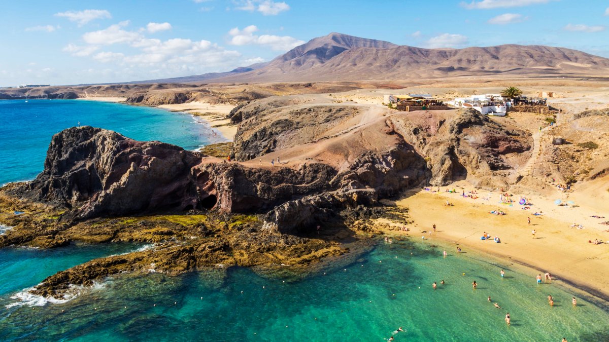 weather2travel's tweet image. From majestic El Teide to the beaches of Papagayo, there are myriad reasons to visit Tenerife and Lanzarote. So which Canary Island should you pick for a holiday? 👉 weather2travel.com/blog/tenerife-… @rosswclarke @VisitTenerifeES @TurismoLZT