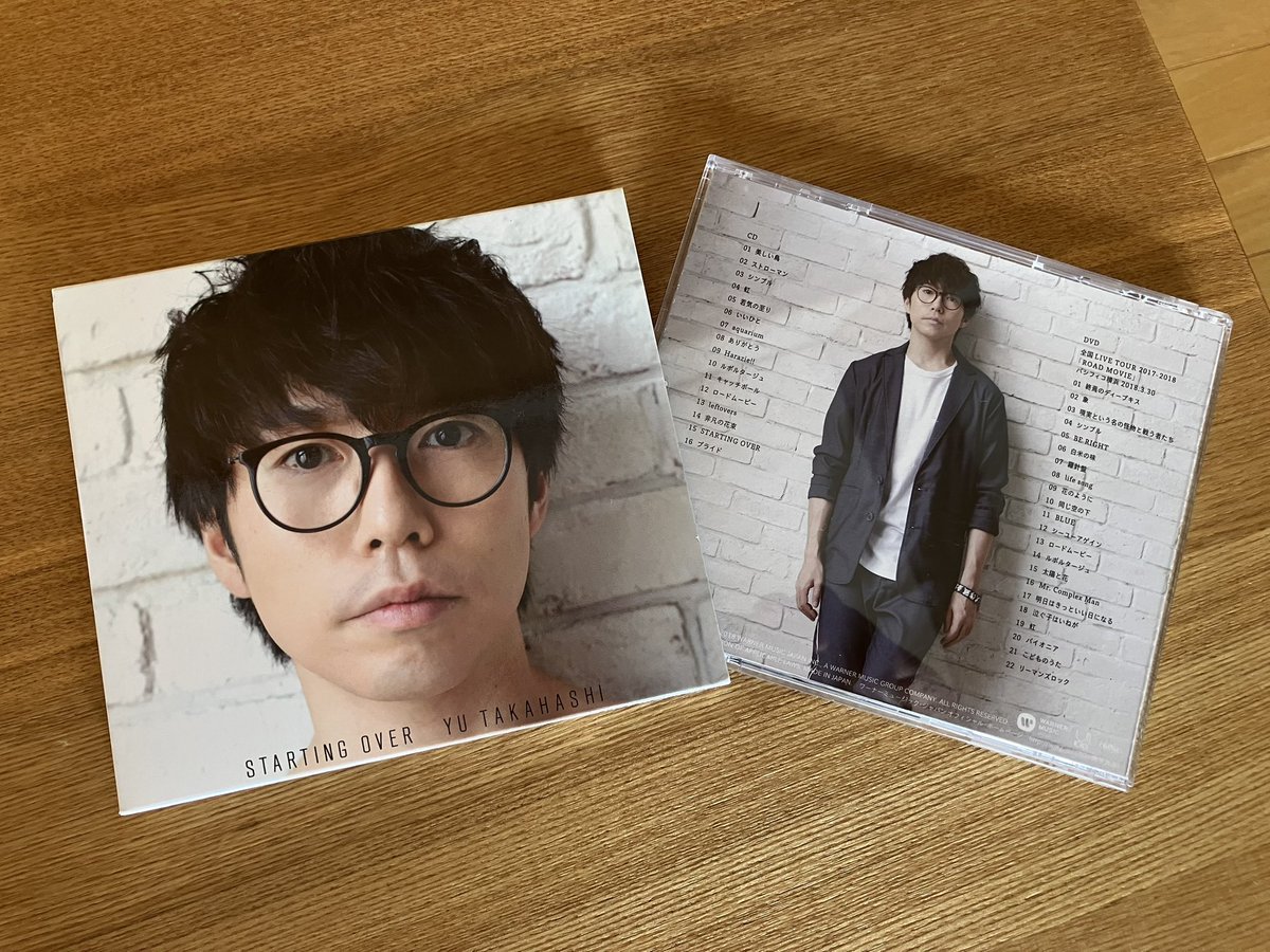 yXLTT93J0pK1QkK's tweet image. 鋭い視点から繰り出される言葉

次は何を捉えるのだろう

景色が違っても

ぶれない核心

ふっと肩の力をゆるめて

自分をちょっと讃えたら

何度でも走り出せるように思えた

#STARTINGOVER 
#高橋優
#高橋優15周年

#数量生産限定盤　のフォトブック
TOKYO１０YEARSをゆっくり見返した☺️