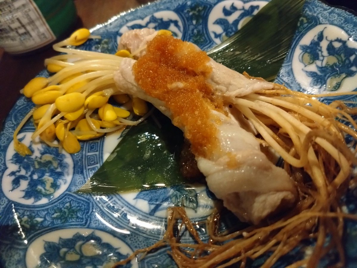 週末は青森堪能🍶🤤
でもおつまみありすぎて満腹になっちゃってたら隣に座ってた常連さんが「手伝おっか」って言ってくださった👐
「狙ってた」って笑ってたけどw
当然私も全部つまみましたけど😁
日本酒＆おつまみ三昧やわらぎは仕込水🤤
美味しかった🤤