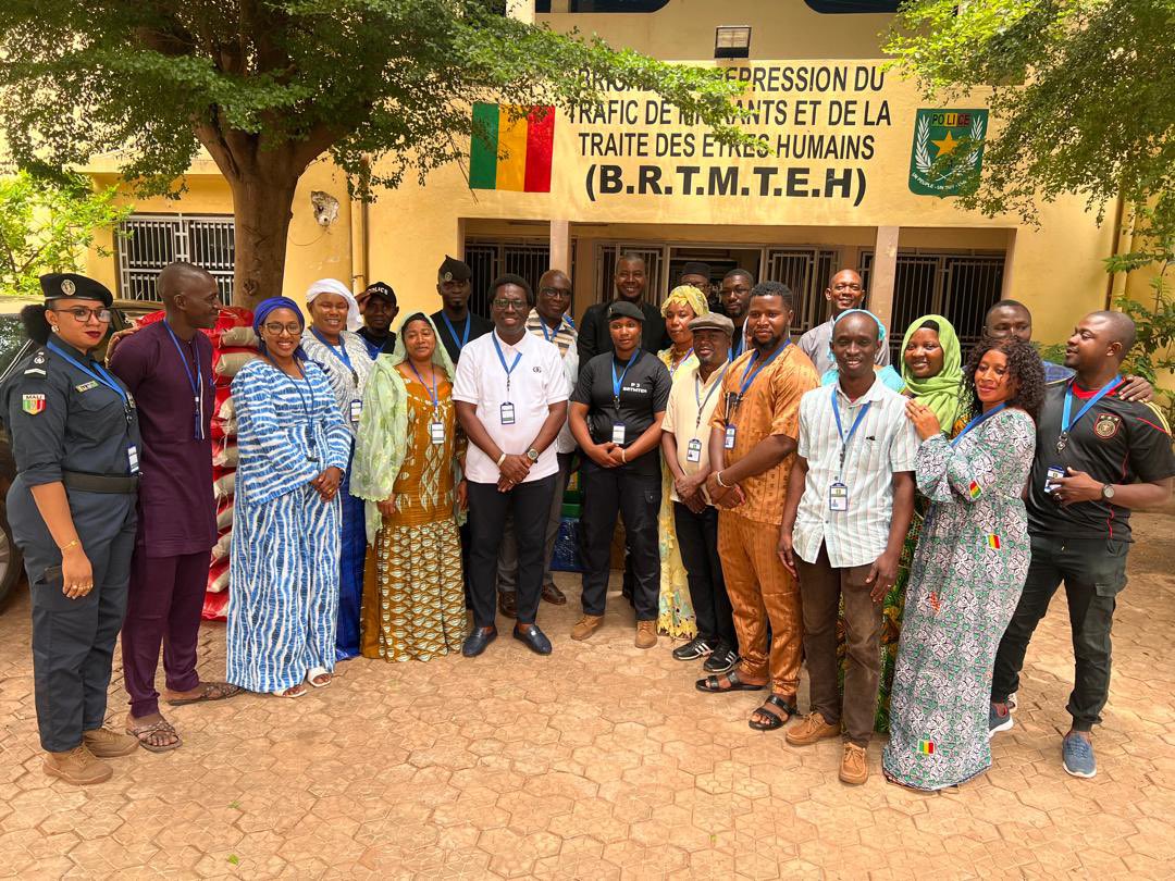 UNODC TIPSOM, West & Central Africa (@tipsom_wca) on Twitter photo 📢 Le Bureau Pays de <a href="/UNODC_WCAfrica/">UNODC West & Central Africa🇺🇳</a> au Mali 🇲🇱 a remis un lot de vivres à la BRTMEH pour l’assistance des victimes de traite & de trafic illicite de migrants.
🕊️🌏Un geste en faveur d’une réponse humaine, coordonnée & respectueuse des droits des victimes. #ONUDC #Mali 📢 Le Bureau Pays de <a href="/UNODC_WCAfrica/">UNODC West & Central Africa🇺🇳</a> au Mali 🇲🇱 a remis un lot de vivres à la BRTMEH pour l’assistance des victimes de traite & de trafic illicite de migrants.
🕊️🌏Un geste en faveur d’une réponse humaine, coordonnée & respectueuse des droits des victimes. #ONUDC #Mali