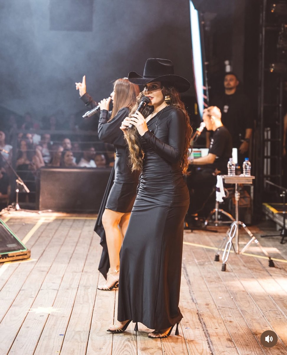 Minha opinião! Ela fica a mulher, mais linda desse planeta com@o look all black e de chapéu. Eu sou apaixonada. 👏👏👏👏😍😍😍😍⁦<a href="/Maraisa/">Maraisa</a>⁩ vesti black.