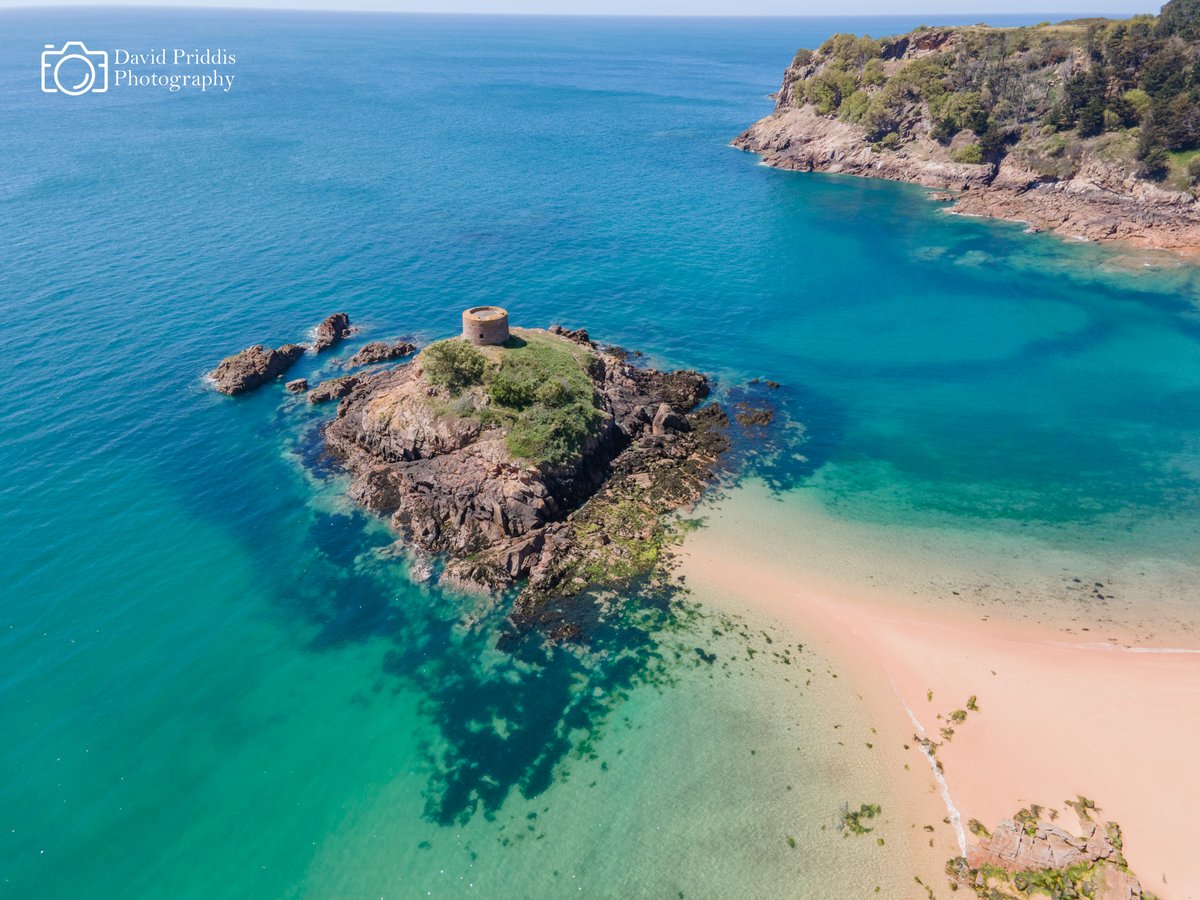 Portelet Bay looking amazing in the sunshine last week.
#dronephoto #aerialshot #porteletbay #jerseyci