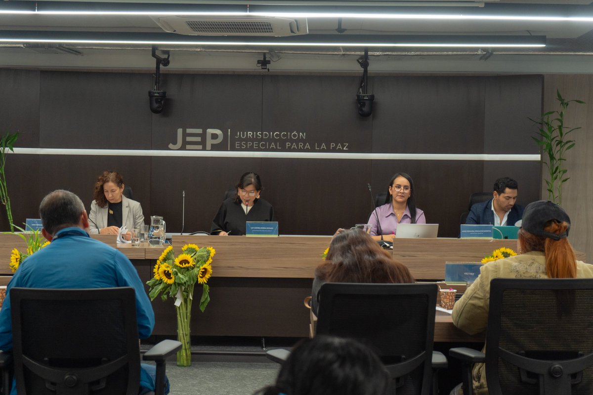 Más de 120 víctimas de reclutamiento de niñas y niños hacen un llamado a los comparecientes del #Caso07 para que aporten verdad y avancen en la construcción de caminos restaurativos

Más detalles en este 🧵.