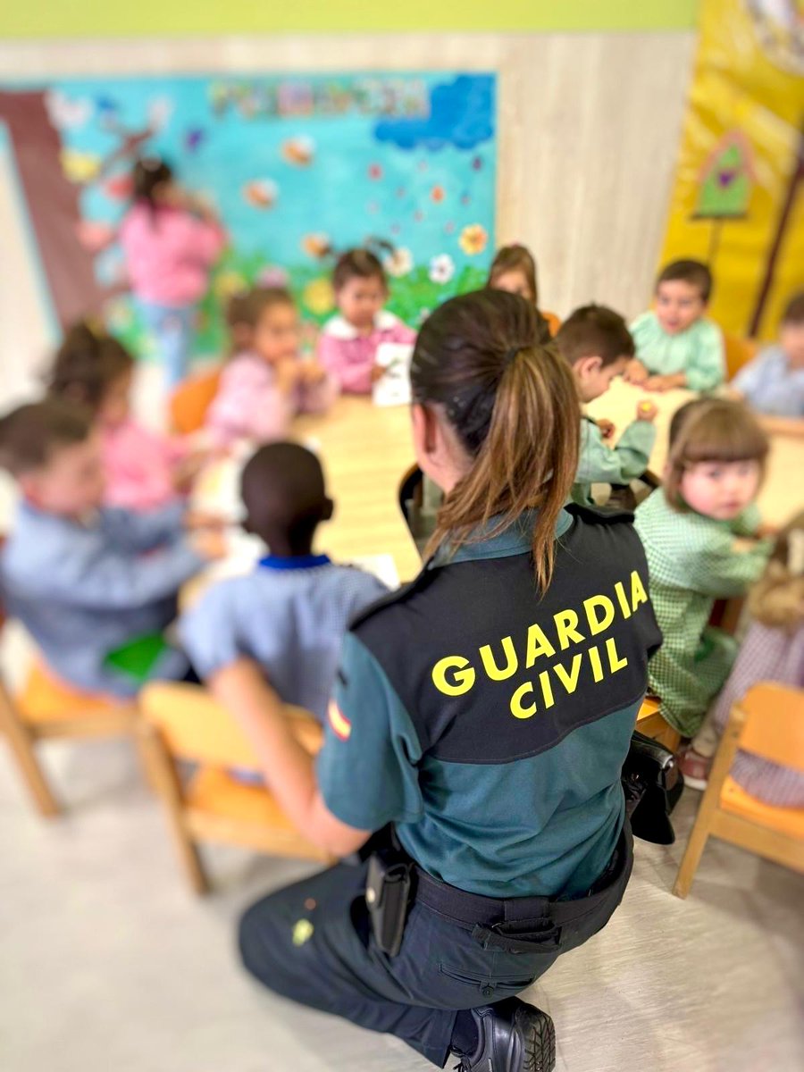 NavarraGC's tweet photo. “Conoce a la Guardia Civil” en la localidad #navarra de #Azagra
📍Guardería Moninos de Azagra
Conocieron de cerca algunas especialidades de la Guardia Civil, montaron en los vehículos y sobre todo aprendieron interactuando la labor preventiva y de auxilio de la Guardia Civil https://t.co/6Vy9gyKdet