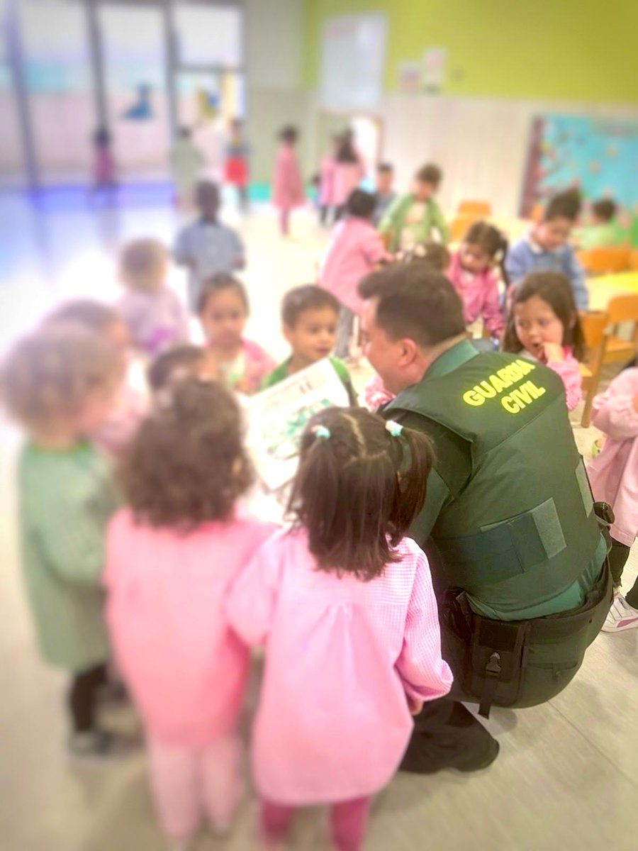 NavarraGC's tweet photo. “Conoce a la Guardia Civil” en la localidad #navarra de #Azagra
📍Guardería Moninos de Azagra
Conocieron de cerca algunas especialidades de la Guardia Civil, montaron en los vehículos y sobre todo aprendieron interactuando la labor preventiva y de auxilio de la Guardia Civil https://t.co/6Vy9gyKdet