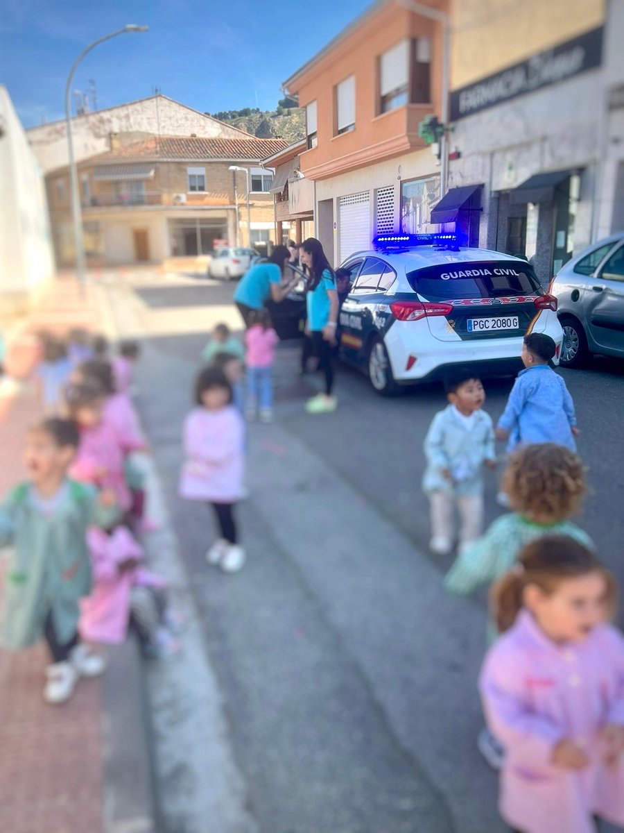 NavarraGC's tweet photo. “Conoce a la Guardia Civil” en la localidad #navarra de #Azagra
📍Guardería Moninos de Azagra
Conocieron de cerca algunas especialidades de la Guardia Civil, montaron en los vehículos y sobre todo aprendieron interactuando la labor preventiva y de auxilio de la Guardia Civil https://t.co/6Vy9gyKdet