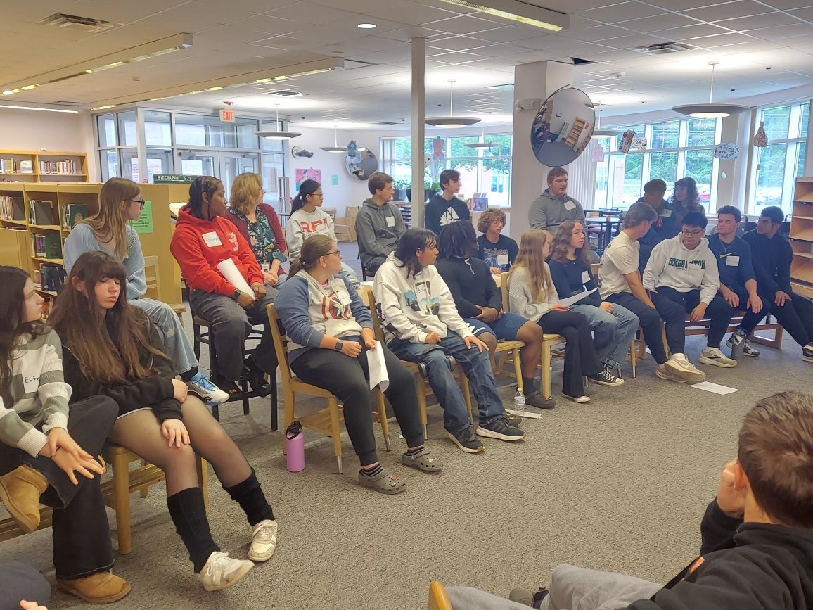 Next year’s 9th graders learning from our SENIORS today ⁦<a href="/MohonCSD/">MohonCSD</a>⁩ ⁦<a href="/mrkarandy/">Mr. Karandy Mohon Tech and AP ☕️</a>⁩