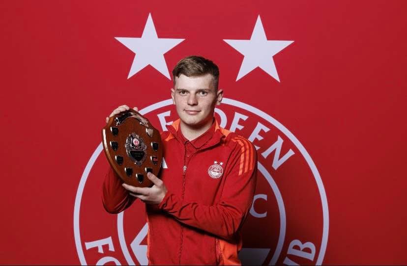 Congratulations to our former goalkeeper, Theo, who had a great night at the recent Aberdeen FC Youth academy awards. 

🏆 Neale Cooper Award Winner (u16)
🏆Save of the Season 🧤 

Well done, Theo!