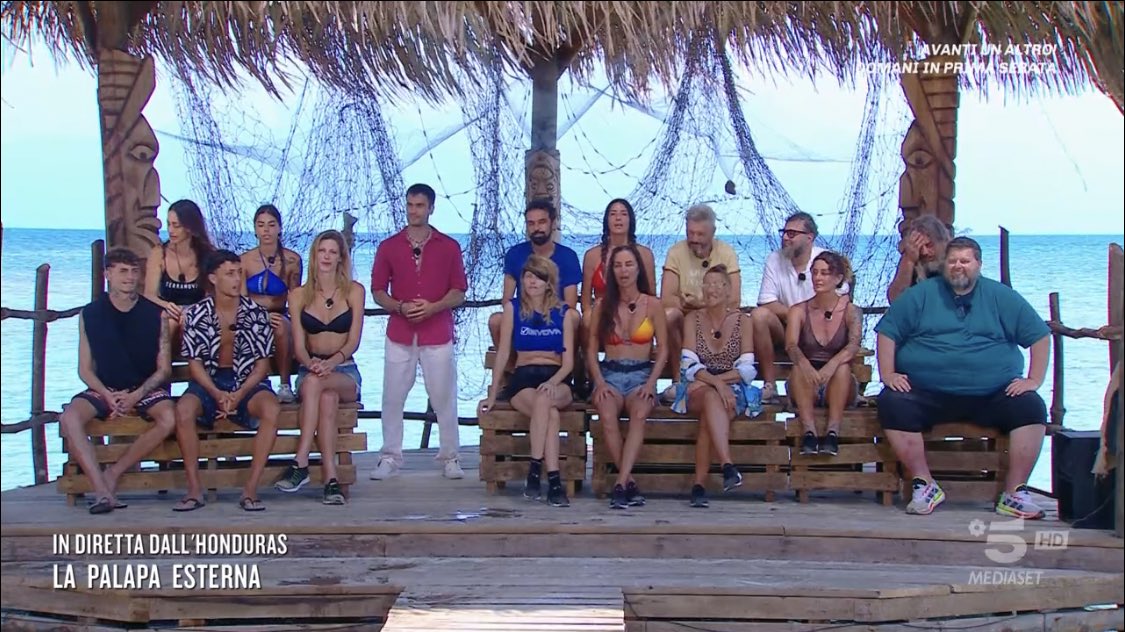 tvstellare's tweet photo. Ma adoro la Palapa esterna. #isola https://t.co/27z9DuENFN