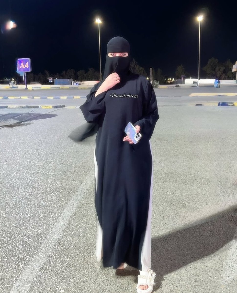 الكلمة الطيبة جوهر ثمين.. 
تكسبنا سحر العقول بحسن الأخلاق..
فإذا أردنا أن نؤثر في الآخرين..
ما علينا سوى أن نحلي ألسنتنا بالكلام الطيب..
فلنطهر قلوبنا لننثر الطيب في نفوس من نقابل.. فكل انسان منا يحتاج إلى من يخفف عنه بابتسامة أو كلمة طيبة يسعد بها القلب  ♥️✨#الهلال_الوحده