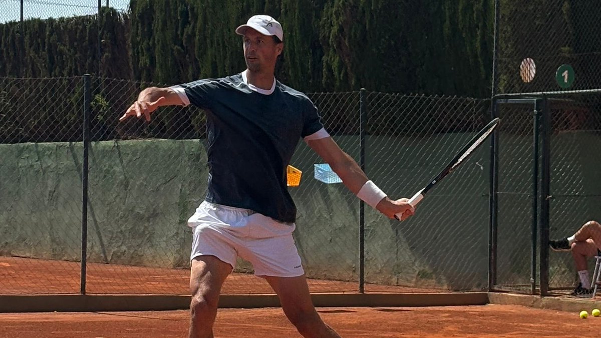 Ctmataro's tweet photo. Lorenzo Giustino s’imposa en el derbi de jugadors del Club en una jornada de gran tennis! 

Felicitats a Robert Watzka i Hugo Ruiz pel bon rendiment a pista al quadre principal! 

Seguim gaudint del tennis al Torneig Internacional de Tennis Ciutat de Mataró 2025!

#M25Mataró https://t.co/01hYWhlSNx