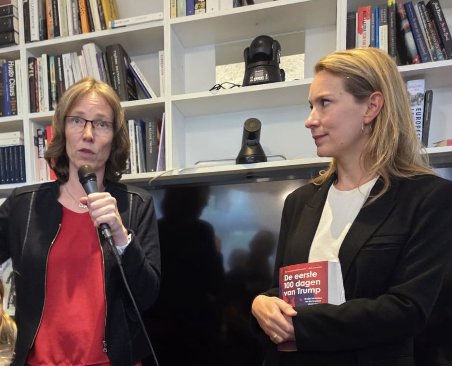 Vanavond het eerste exemplaar van mijn boek ‘De eerste 100 dagen van Trump’ overhandigd aan Eric Stokkink van ProDemos (huis voor Democratie en Rechtsstaat). Was een mooie aftrap bij de uitgever. 

Wie een gesigneerde versie hebben: dat kan. Bestel dan via libris.nl/veenerick/a/ki…