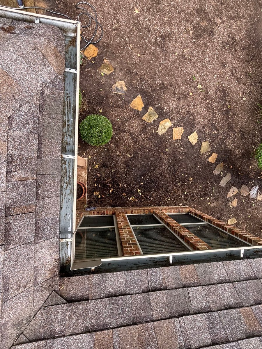 ARPWASH's tweet photo. Who needs gutter cleaning in DFW?  🙋‍♂️ https://t.co/2eXcB8wBFT
