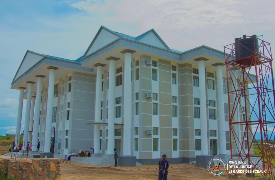 JusticeGouvCD's tweet image. ⚖️ Tanganyika : Le minetat de la Justice et Garde des Sceaux @ConstantMutamba inaugure le nouveau palais de justice à Kalemie ce mercredi 22 Mai 2025