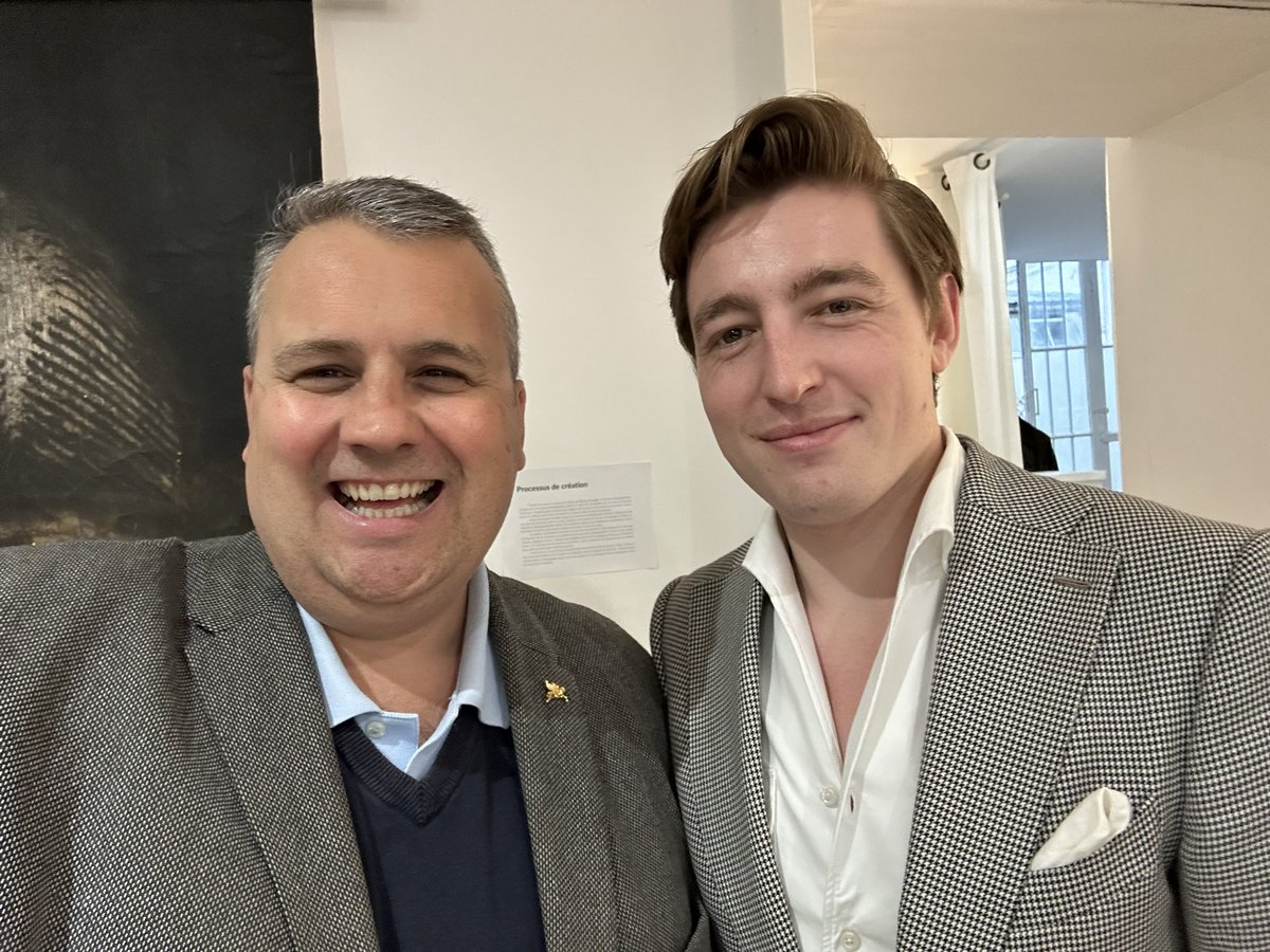 benoit_dh's tweet photo. Belle et agréable soirée « La Sartoriale » de présentation de la cuvée L’Intemporel du whisky de la Maison Benjamin Kuentz 😃👍🏼🥃
Bravo à Sasha Lebœuf et au magazine L'Intemporel pour cet événement élégant et convivial 👏🏼👏🏼👏🏼
#Paris #LaSartoriale #MagazineLIntemporel https://t.co/hxlJ3HYLGp