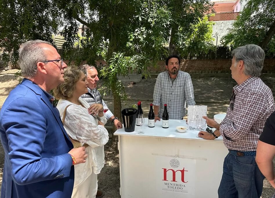 Este fin de semana celebramos el #DíadelVinoDO en apoyo a las denominaciones de origen que impulsan el futuro de nuestros pueblos y los llenan de vida😍🥂¡Muchas gracias a todos los que brindasteis con (y por) nuestros vinos #DOMéntrida y a las autoridades que nos acompañaron!🤗