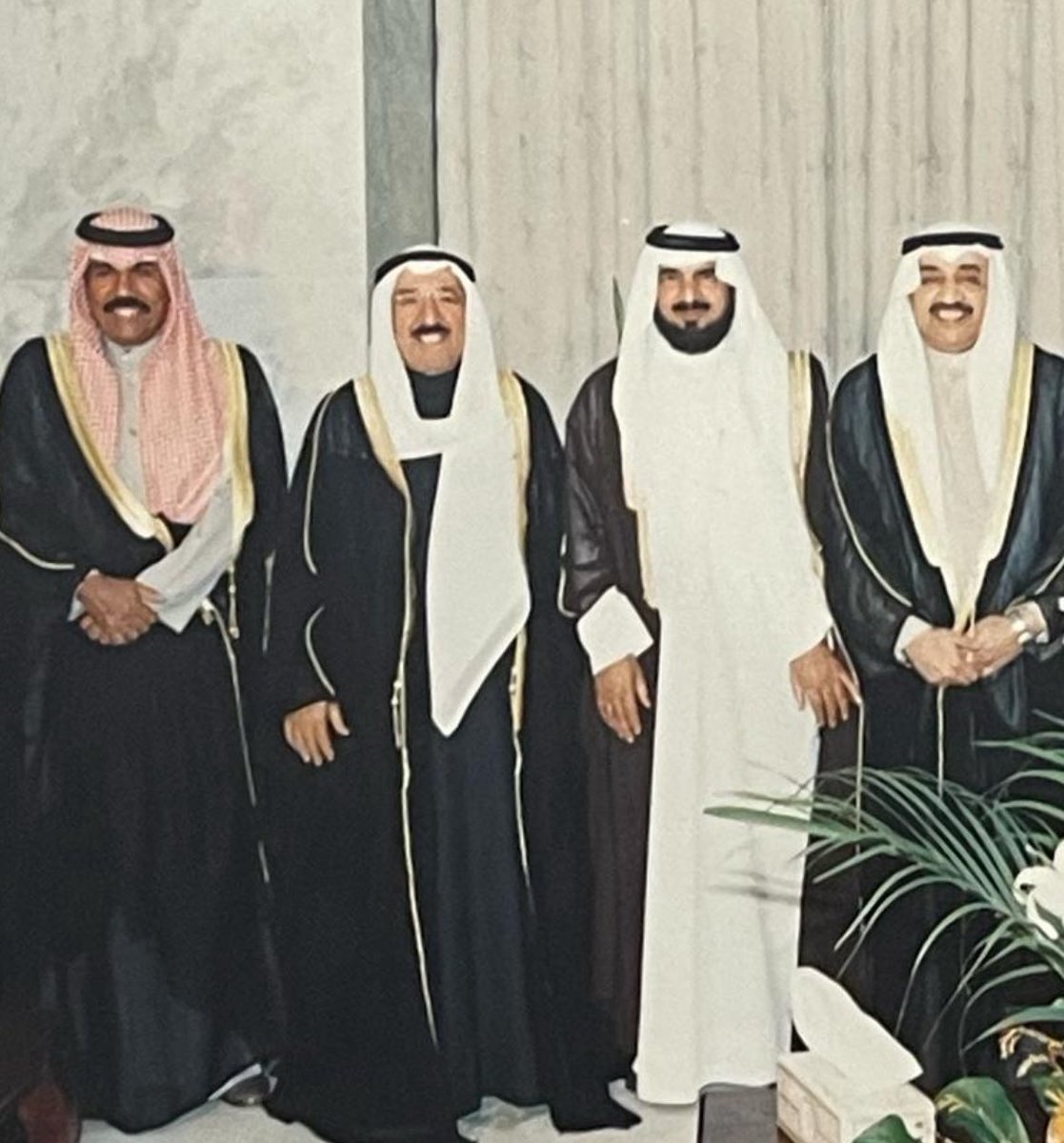 رحمة الله على المغفور له باذنه الله جاسم الخرافي الرجل الحكيم المتواضع اللي يقف مسافه واحده مع الكل فكسب احترام الكل ، كانت له مواقف عديدة طيبه سياسيا واجتماعيا ، كثيرة كانت الأزمات التي مر بها المجلس فكانت لحكمته وحنكته السبب الرئيسي لتجاوز تلك الأزمات فاستحق فعلا لقب الإطفائي