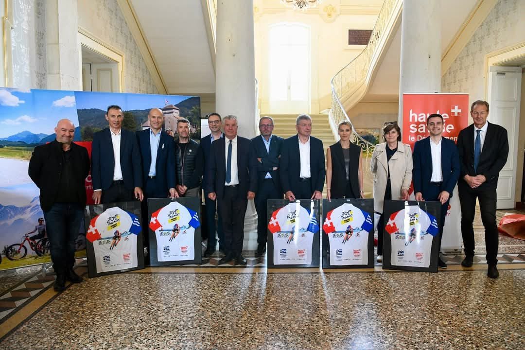 Le Tour de France Femmes avec Zwift (@letourfemmes) on Twitter photo 🤝 À 74 jours de la 9ème étape du #TDFF2025 entre Praz-sur-Arly et Châtel en <a href="/Dep_74/">Département de la Haute-Savoie</a>, signature de la convention pour l’accueil du Tour de France Femmes avec Zwift 2025 et le <a href="/dauphine/">Critérium du Dauphiné</a> à Combloux en présence du président du département, des élus locaux et de la direction de 🤝 À 74 jours de la 9ème étape du #TDFF2025 entre Praz-sur-Arly et Châtel en <a href="/Dep_74/">Département de la Haute-Savoie</a>, signature de la convention pour l’accueil du Tour de France Femmes avec Zwift 2025 et le <a href="/dauphine/">Critérium du Dauphiné</a> à Combloux en présence du président du département, des élus locaux et de la direction de